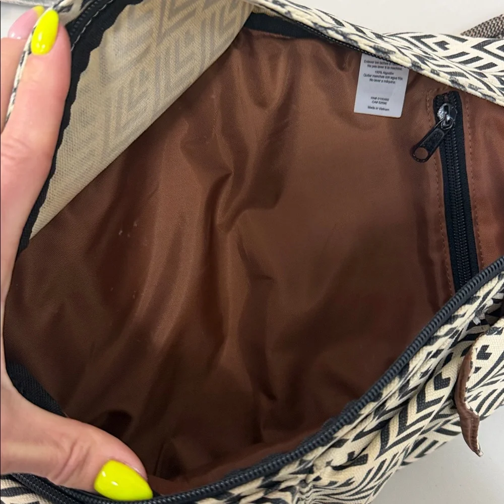 Kavu Slingpack Sling Bag Black Cream Geometric Print Rope Bag! - Picture 7 of 8